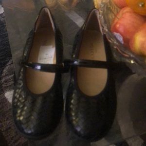 Black leather flat shoes